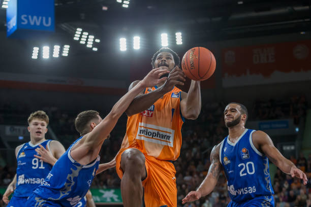 使得他在场 使得他在场